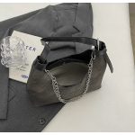Sac avec chaîne métallique